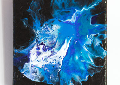 Blauw fluid art schilderij met zwarte achtergrond